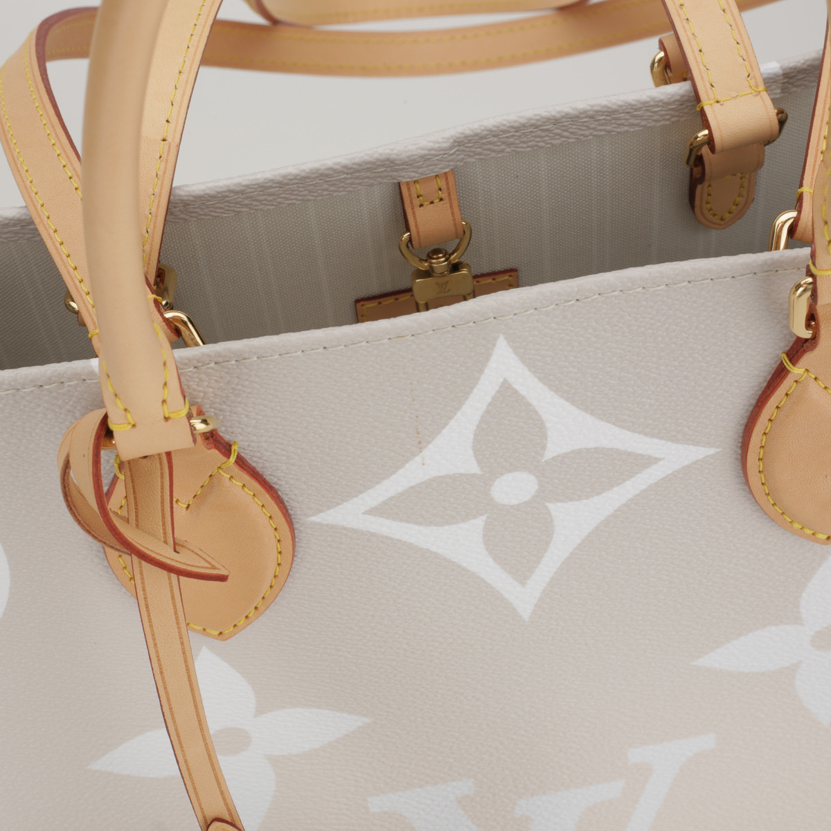 Beżowa torba z logo 'OnTheGo' Louis Vuitton - sklep Pyskaty Zamsz