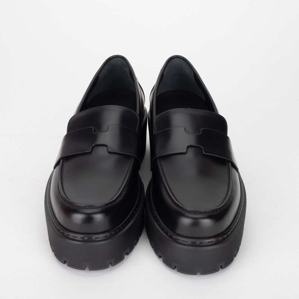 Aquí vamos 🛫  cartera Louis Vuitton .. patas negras .. zapatos AS98  sombrero Harris & Frank
