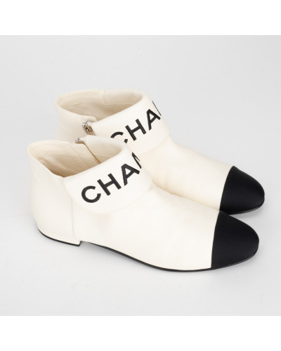 Chanel  Buty kremowo-czarne botki z logo na przodzie