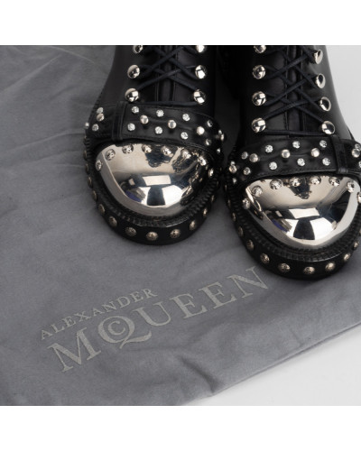Alexander McQueen Botki czarne z jetami i srebrnym czubkiem