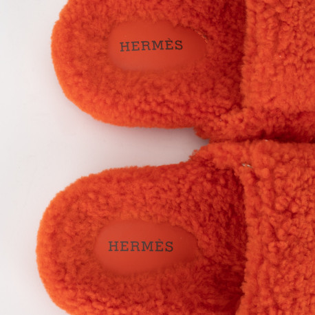 Hermes Sandały pomaranczowe futrzane