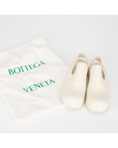 Bottega Veneta Sandały gumowe kremowe