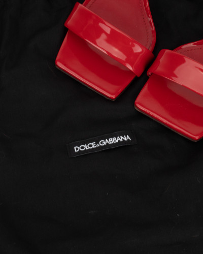 Dolce & Gabbana Sandał czerwone z obcasem w logo