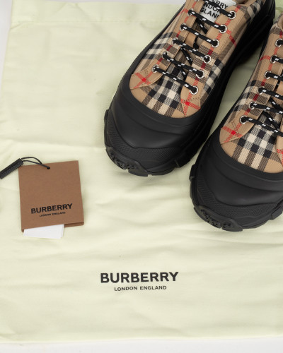 Burberry Sportowe sneakersy krata i czarna podeszwa